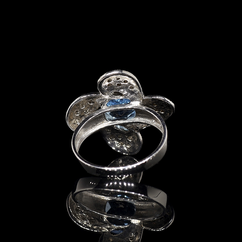 Anillo en oro blanco de 18k con topacio y diamantes