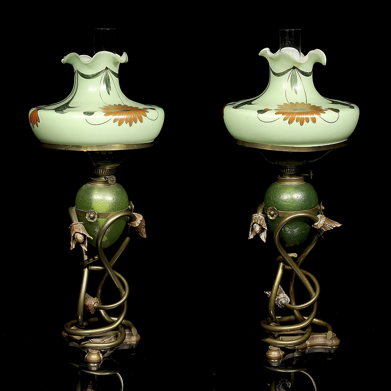 Pareja de quinqués de vidrio y bronce Art Noveau, Europa, c. 1900