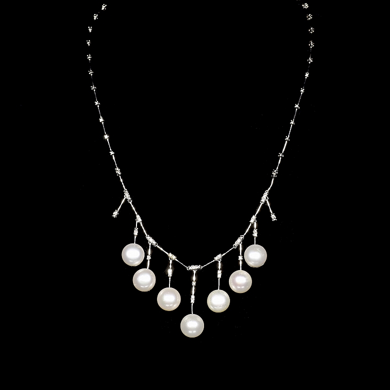 Collar de oro blanco de 18k con perlas y diamantes