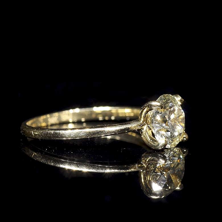 Anillo solitario en oro amarillo con diamante Fancy, 1.52 ct, certificado IGI