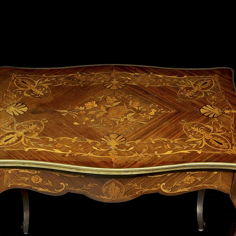Mesa estilo Luis XV con marquetería, med. s.XX