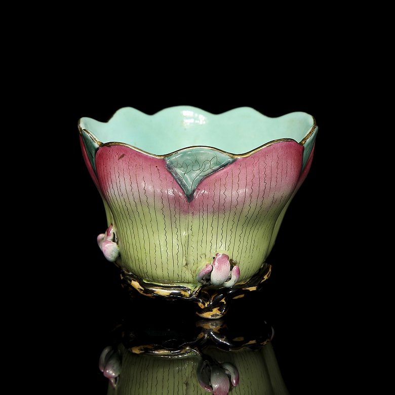 Pequeño cuenco de porcelana esmaltada “Flor”, con sello Qianlong