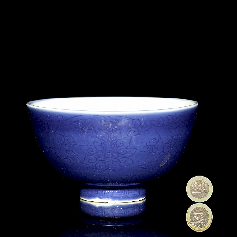 Cuenco de porcelana con esmalte azul 