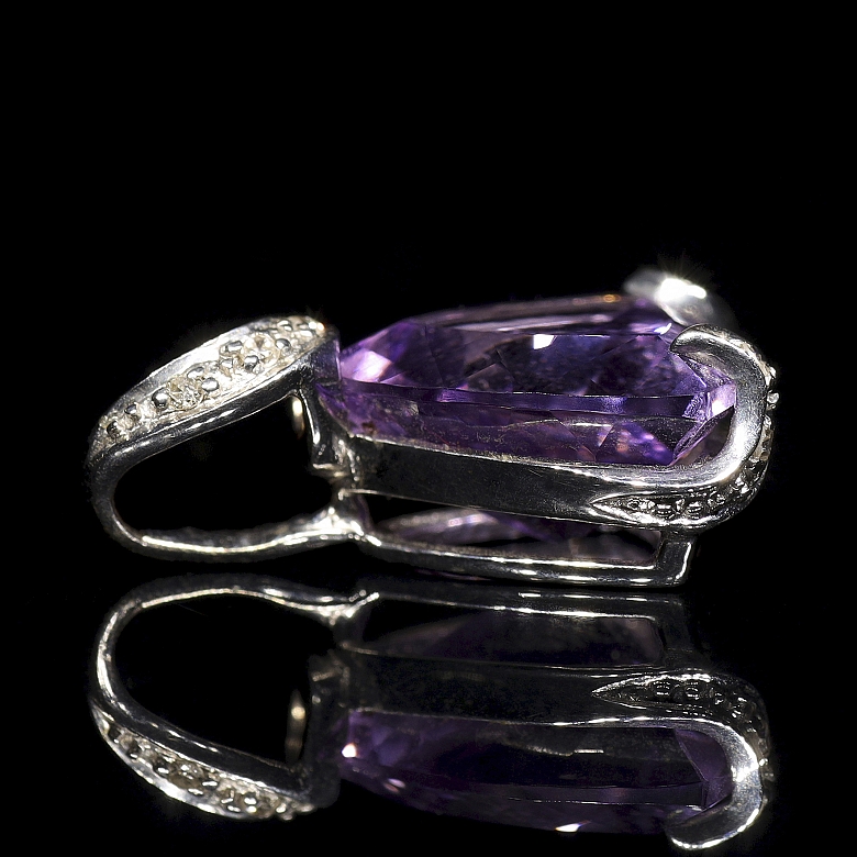 Colgante con amatista y diamantes en oro blanco de 18k