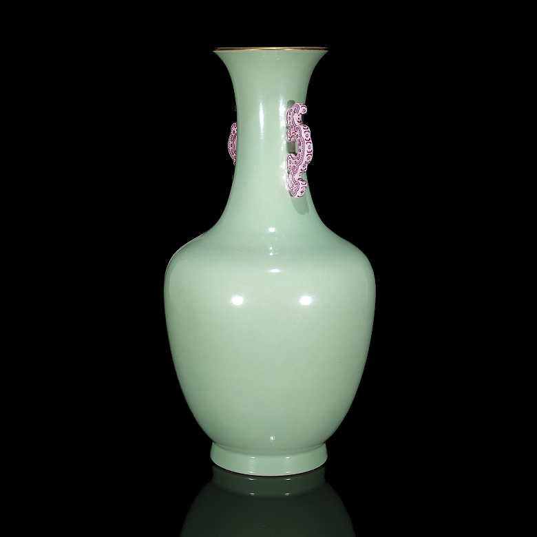 Jarrón de porcelana con esmalte celadón, dinastía Qing