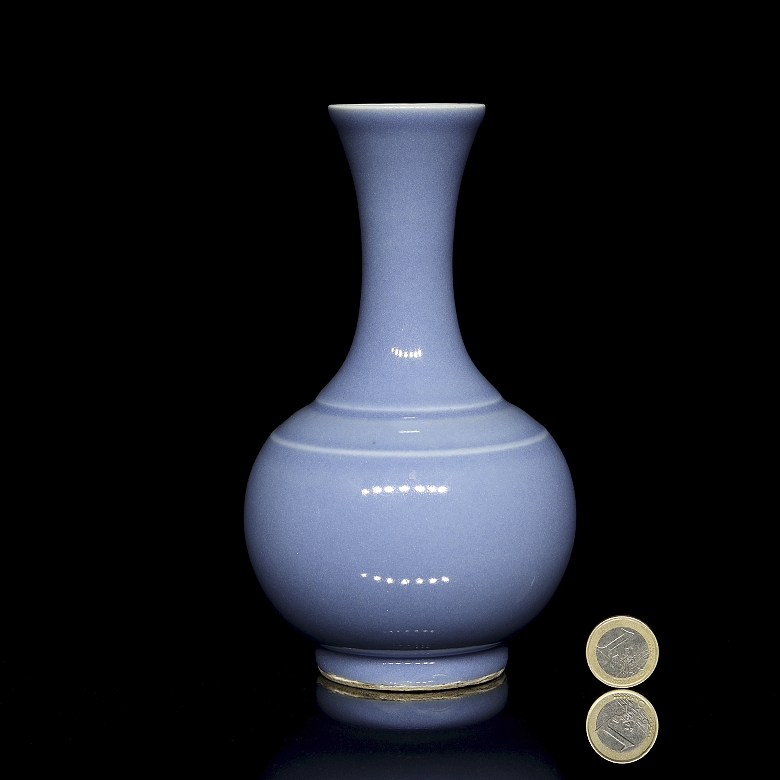 Jarrón de porcelana con vidriado azul lavanda, s.XX