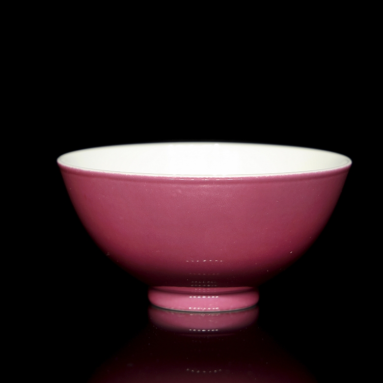 Cuenco de porcelana con esmalte rosa