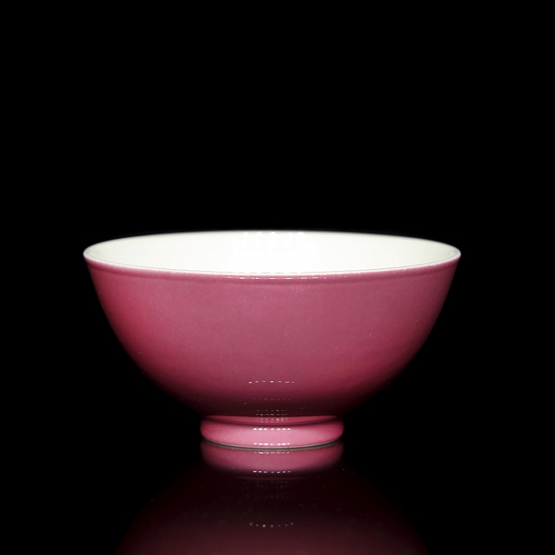 Cuenco de porcelana con esmalte rosa