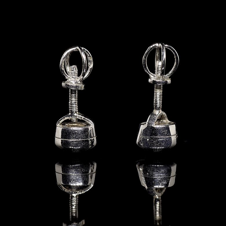 Pareja de pendientes de oro blanco de 14k con brillantes