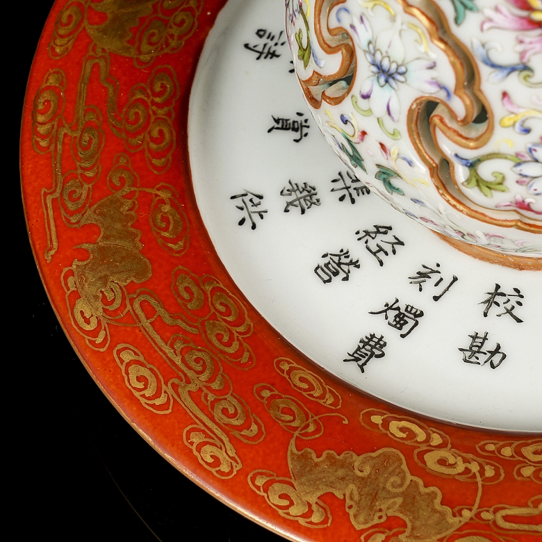 Jarrón de porcelaa con esmaltes familia rosa, con sello Qianlong