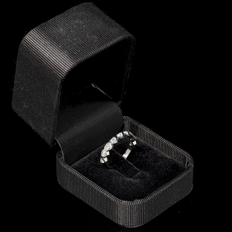 Media alianza de oro blanco de 18K con diamantes en talla corazón, 0.88 ct