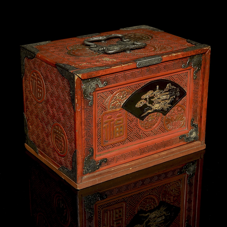 Carved and lacquered wooden box, Qing dynasty