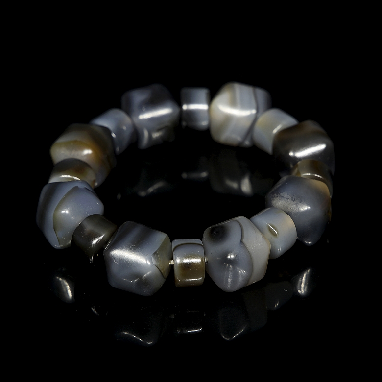 Pulsera de dieciséis cuentas de ágata, dinastía Liao