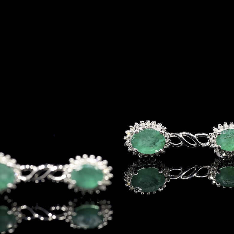 Pareja de pendientes con diamantes y esmeraldas, en oro blanco 18K