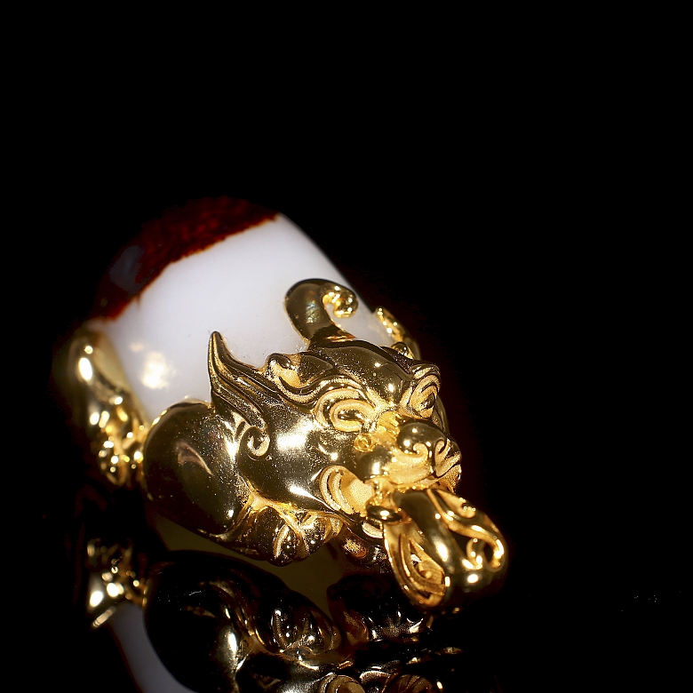 Colgante de jade blanco con montura de metal dorado, dinastía Qing