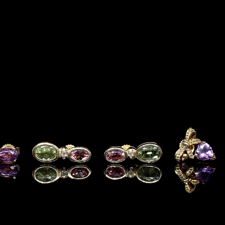 Tres pares de pendientes de oro amarillo con gemas de colores y brillantes
