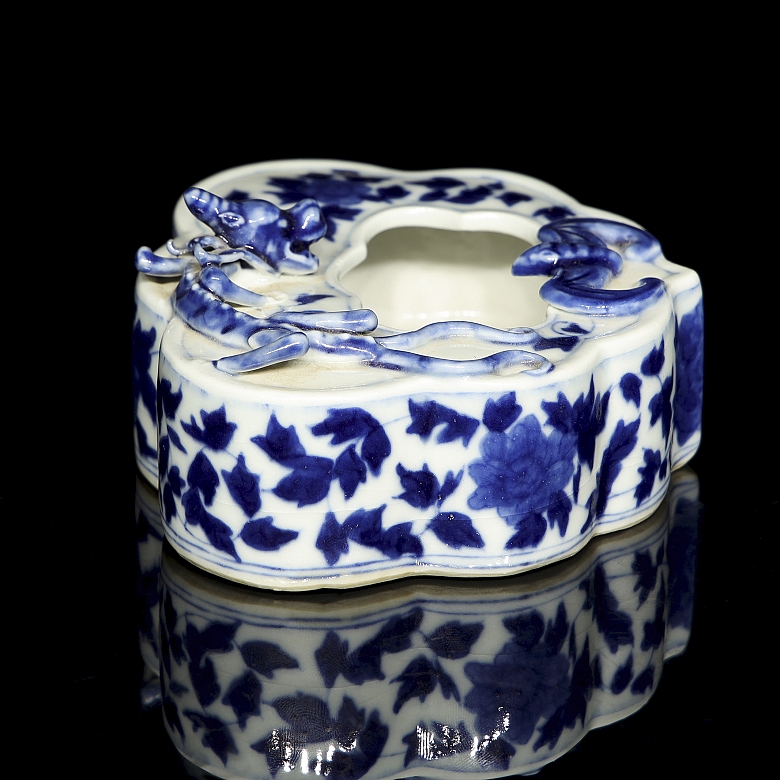 Tintero de porcelana azul y blanca 