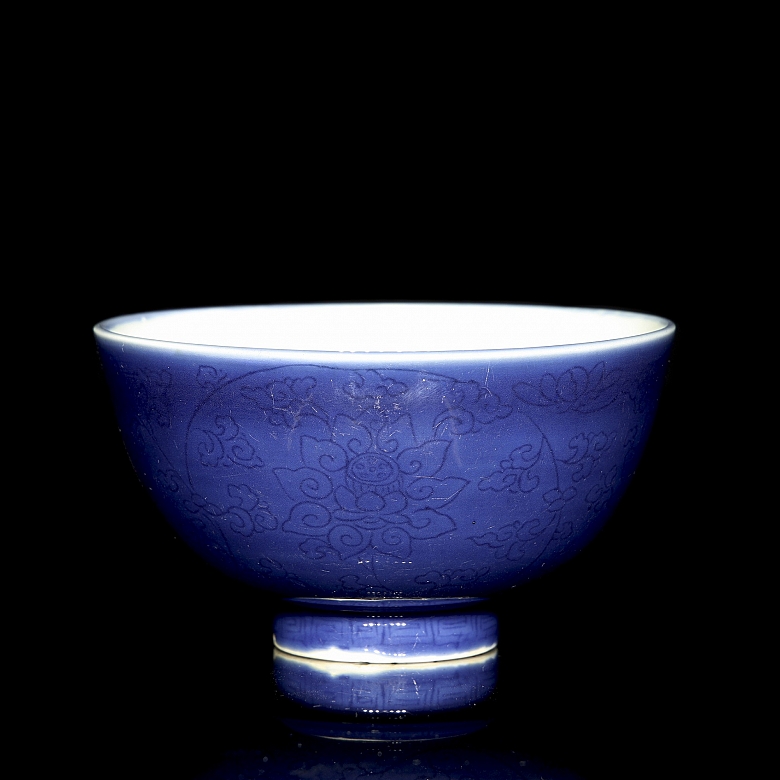 Cuenco de porcelana con esmalte azul 