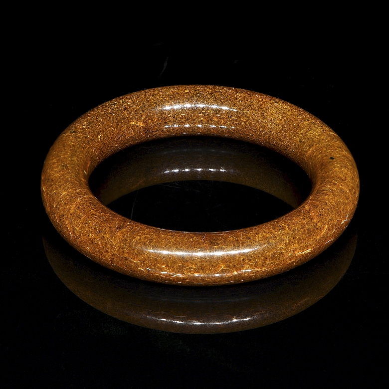 Brazalete tallado de tonalidad ámbar, s.XX