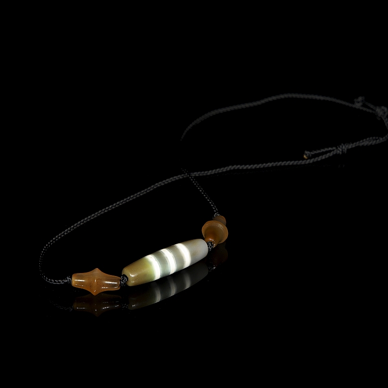 Collar de cuentas de ágata y Dzi, dinastía Liao