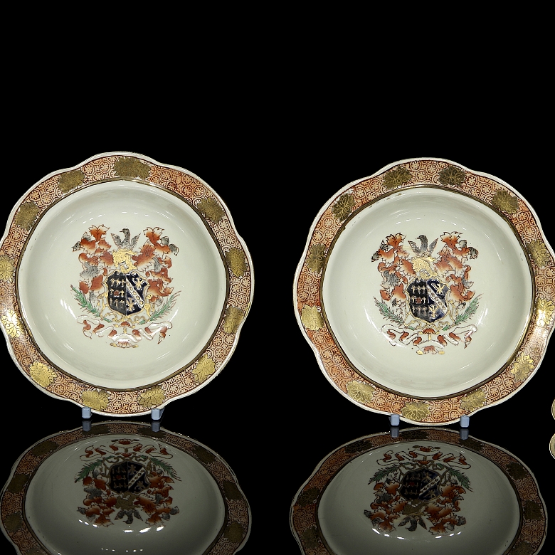 Pareja de platos de porcelana
