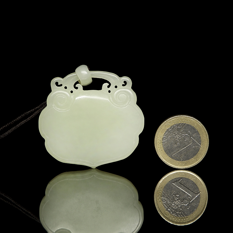 Colgante de jade blanco tallado, s.XX