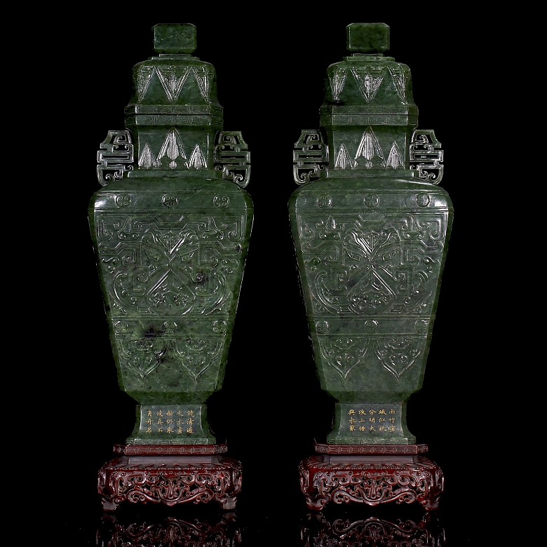 Pareja de jarrones de jade verde espinaca, con sello Qianlong