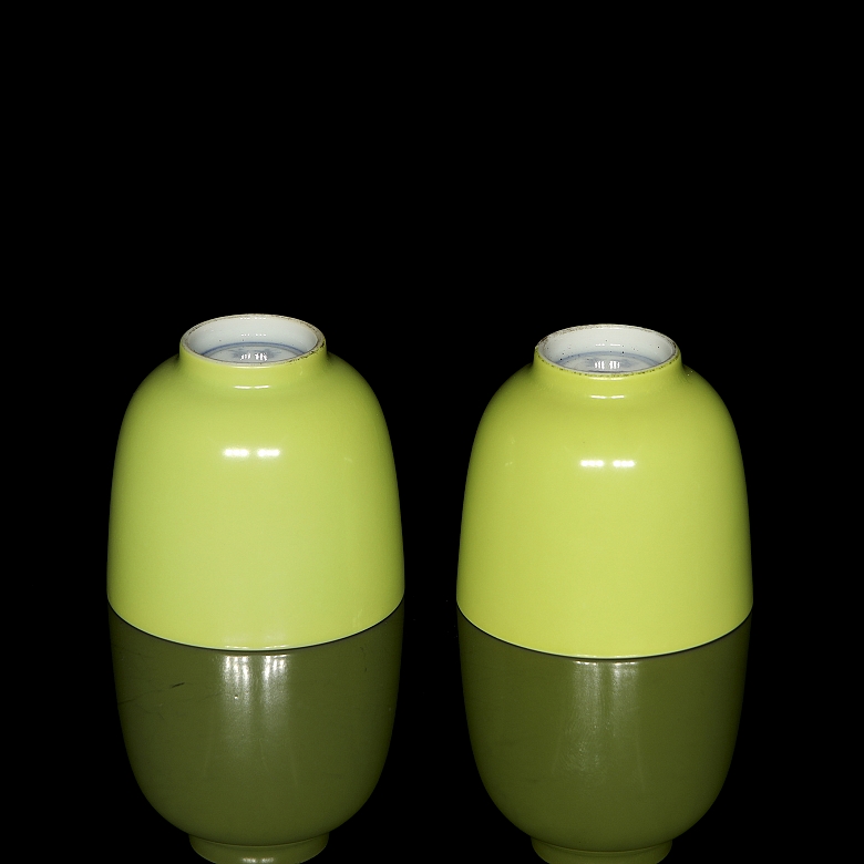 Pareja de tazas de porcelana con esmalte lima, con marca Kangxi