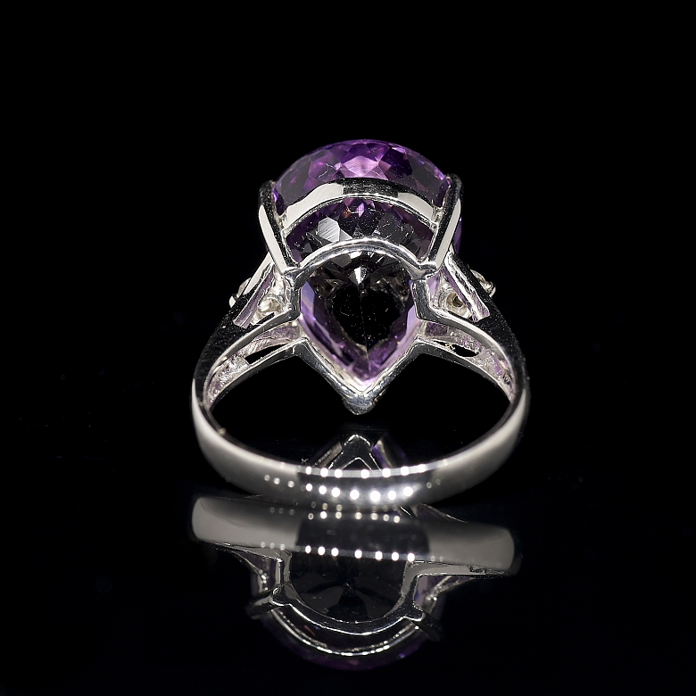 Anillo de oro blanco 18k con amatista y diamantes