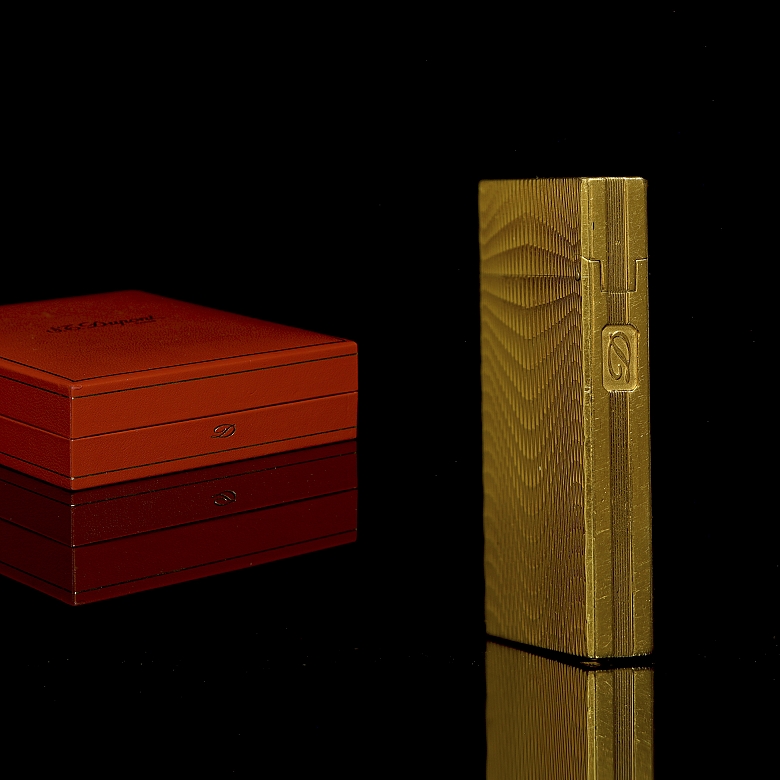 Gold-plated S.T. Dupont lighter, 20th century