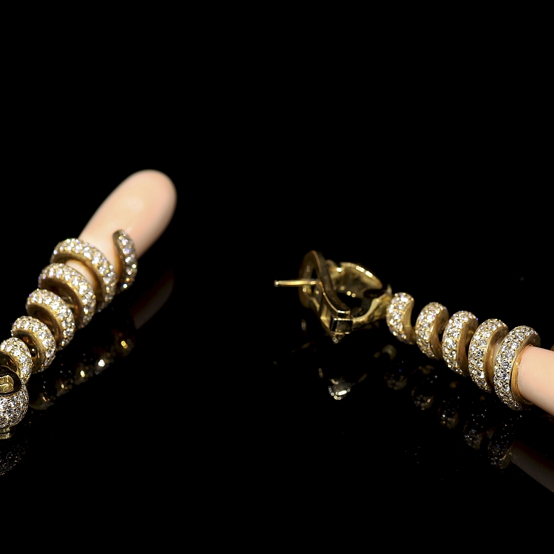 Pendientes largos de oro amarillo de 18K con diamantes y coral rosa