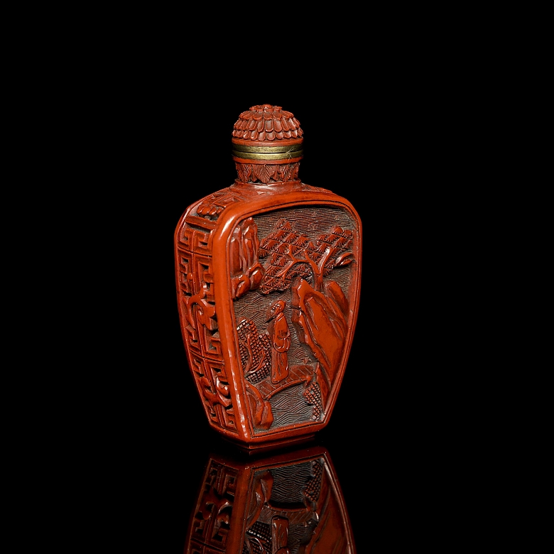 Botella de rapé tallada en madera lacada 