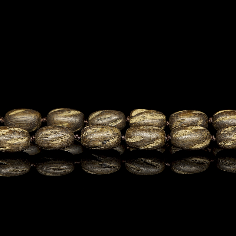 Colgante con cuentas de madera tallada, s.XX