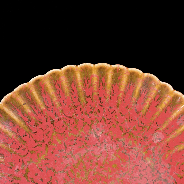 Plato de borde lobulado vidriado en rojo, dinastía Qing