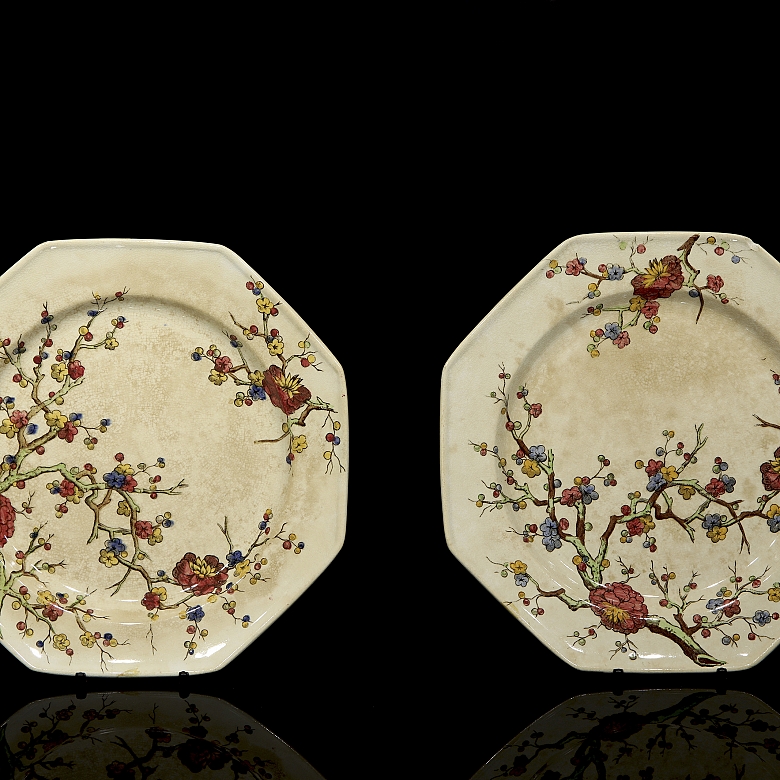 Dos platos de cerámica esmaltada