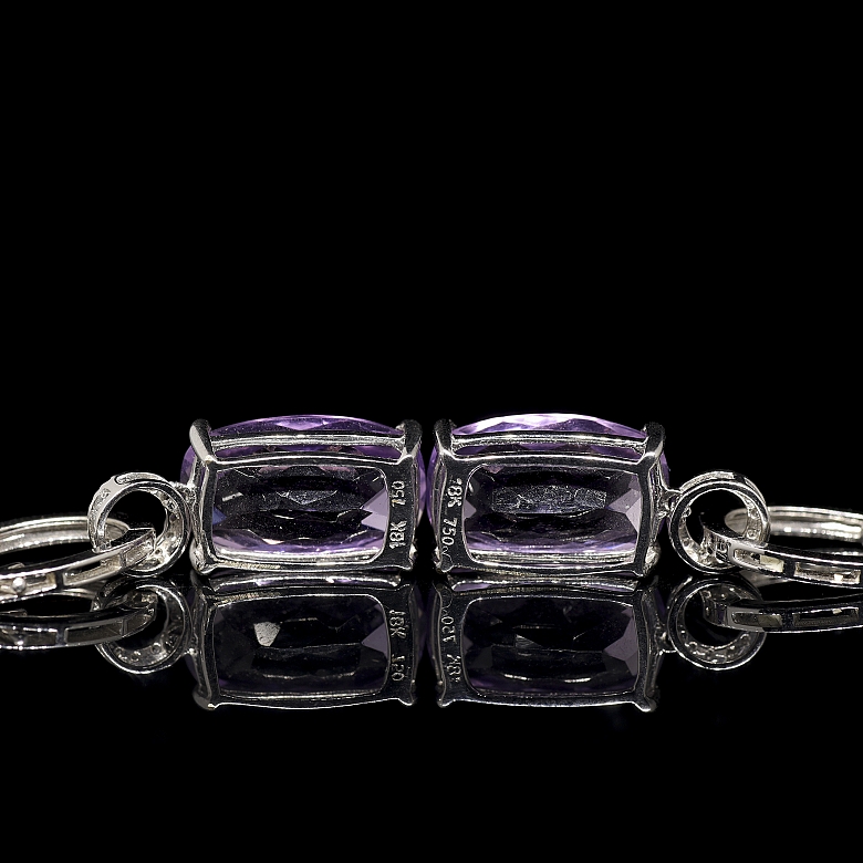 Pendientes con amatistas y diamantes en oro blanco de 18k