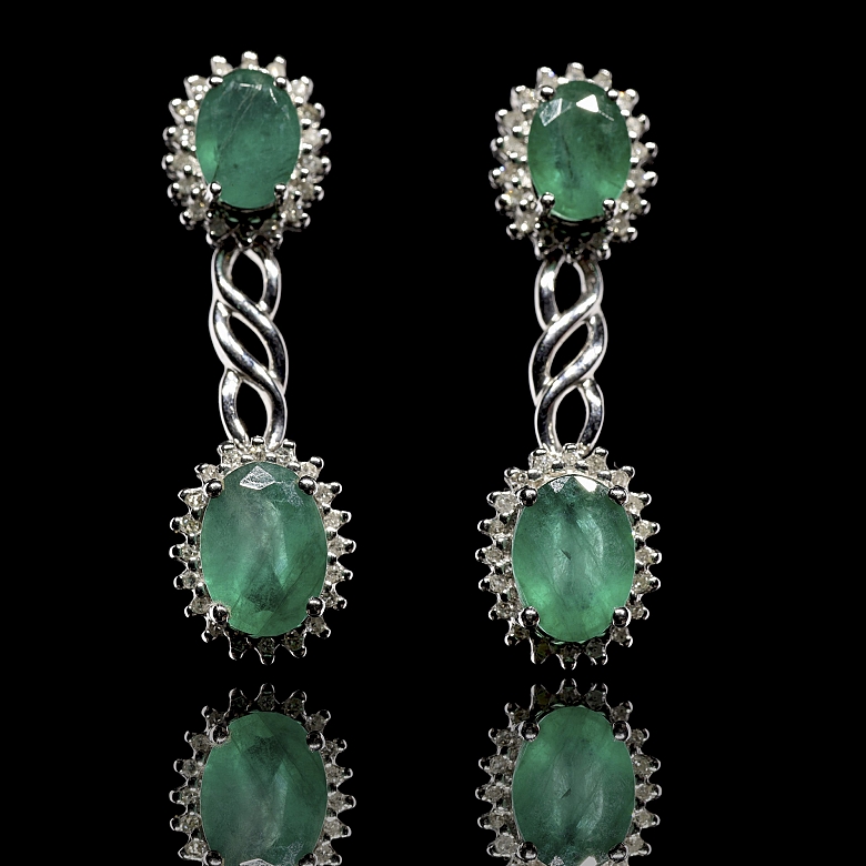 Pareja de pendientes con diamantes y esmeraldas, en oro blanco 18K