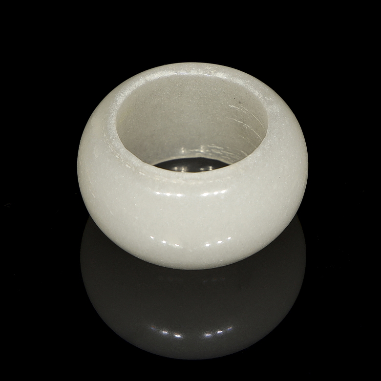Anillo tallado en jade blanco, s.XX