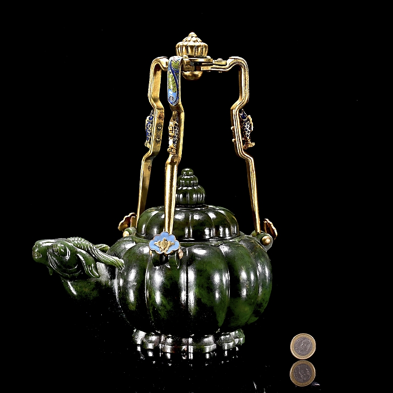 Tetera de jade espinaca y soporte cloisonné, con sello Qianlong