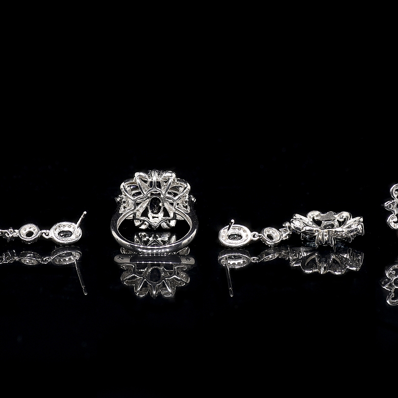 Conjunto en oro blanco de 18K con zafiros y diamantes