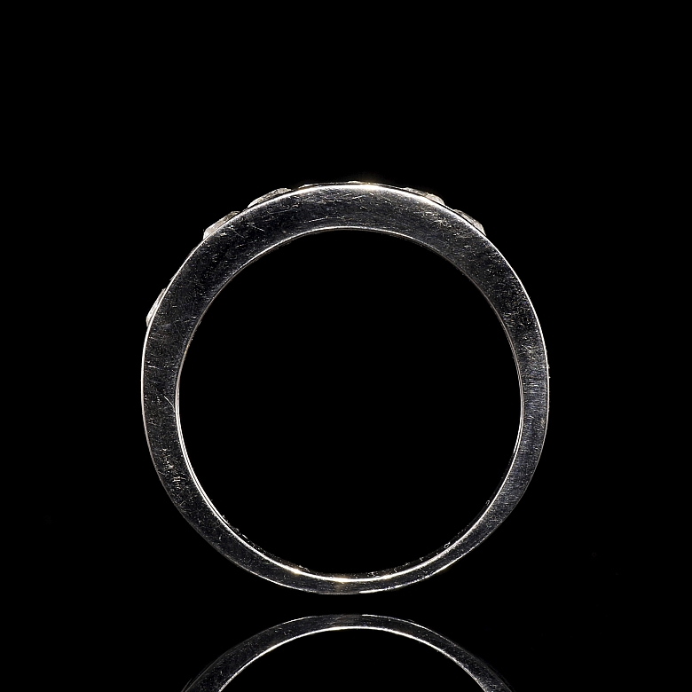 Media alianza en oro blanco de 18k y diamantes