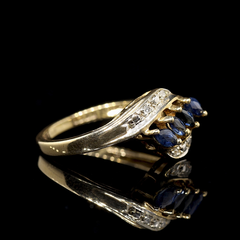 Anillo de oro amarillo con zafiros y diamantes
