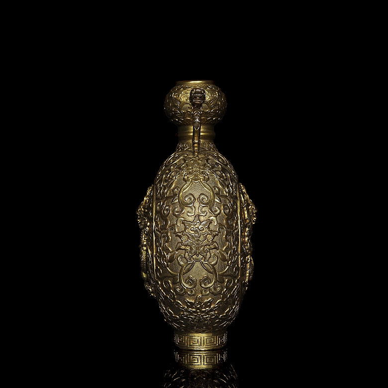 Jarrón de bronce dorado