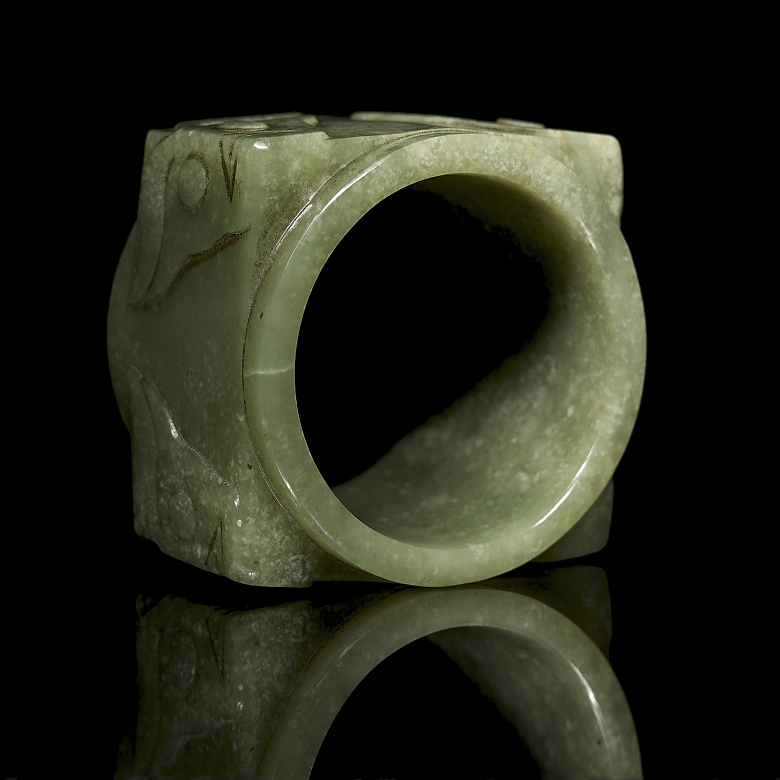 Cong de jade tallado