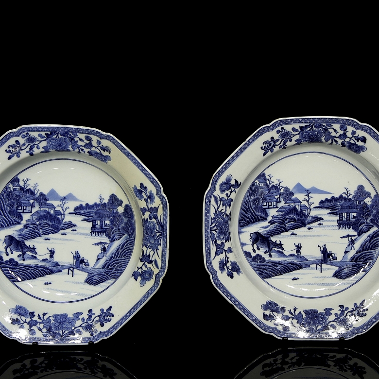 Pareja de platos de cerámica esmaltada