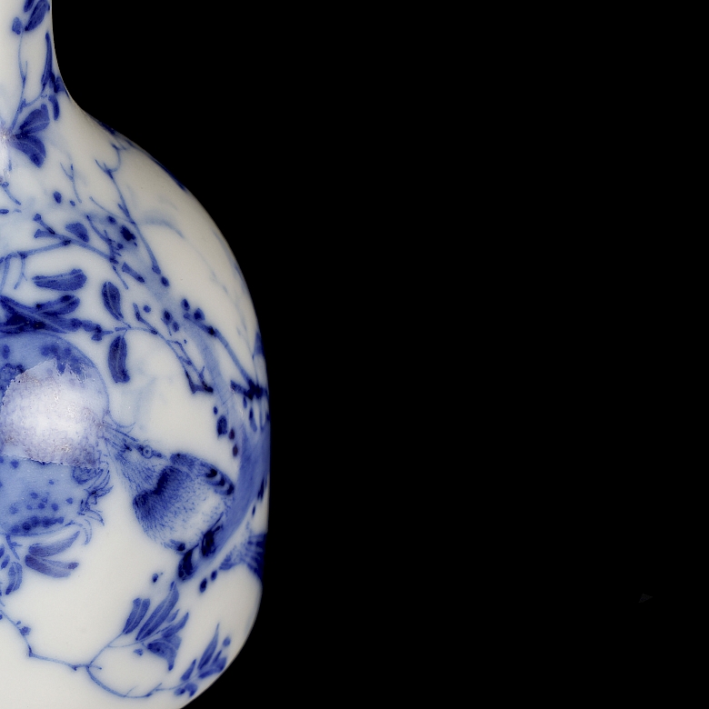Jarrón de porcelana esmaltada en azul y blanco 