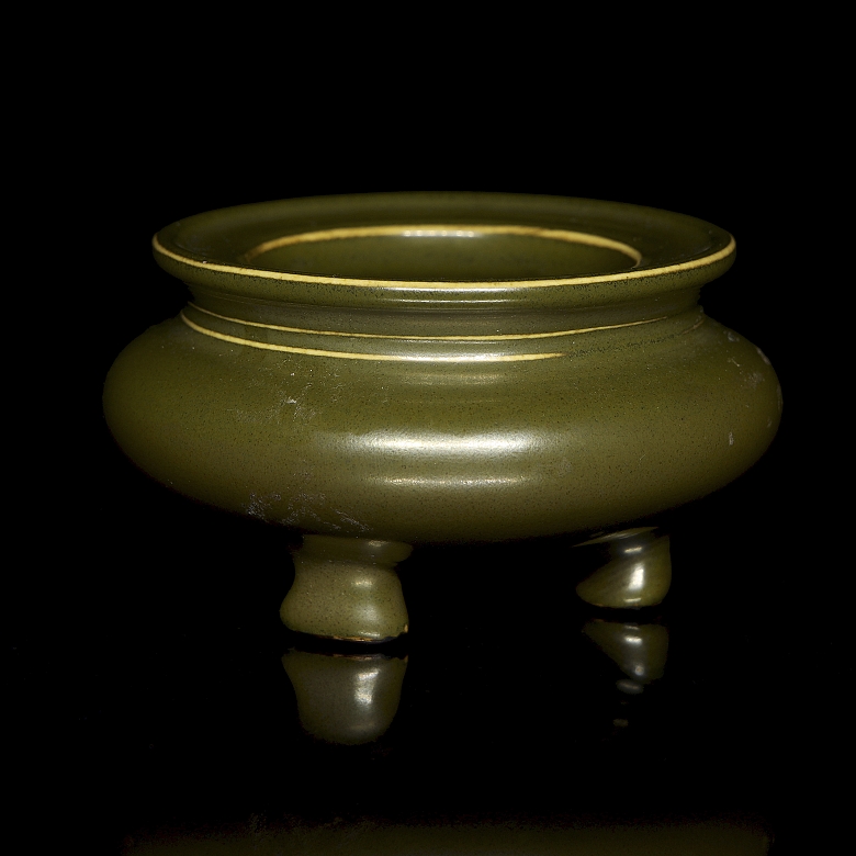 Olive green porcelain tripod incense burner, with Qianlong seal