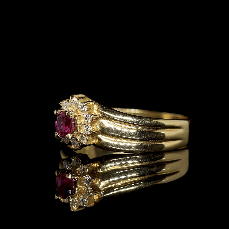 Anillo de oro amarillo de 18k con rubí y diamantes