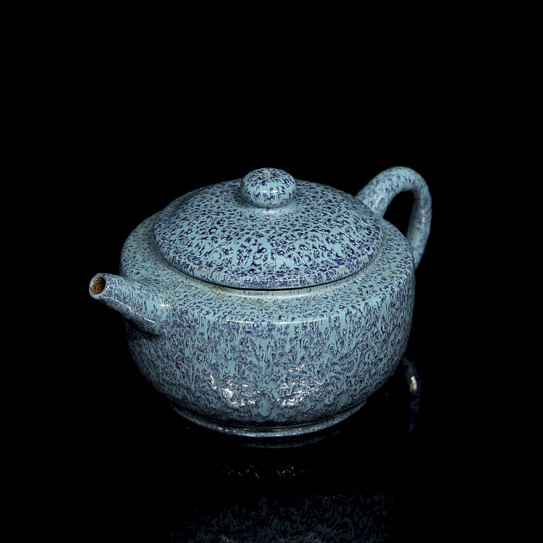 Tetera de cerámica con esmalte azul moteado