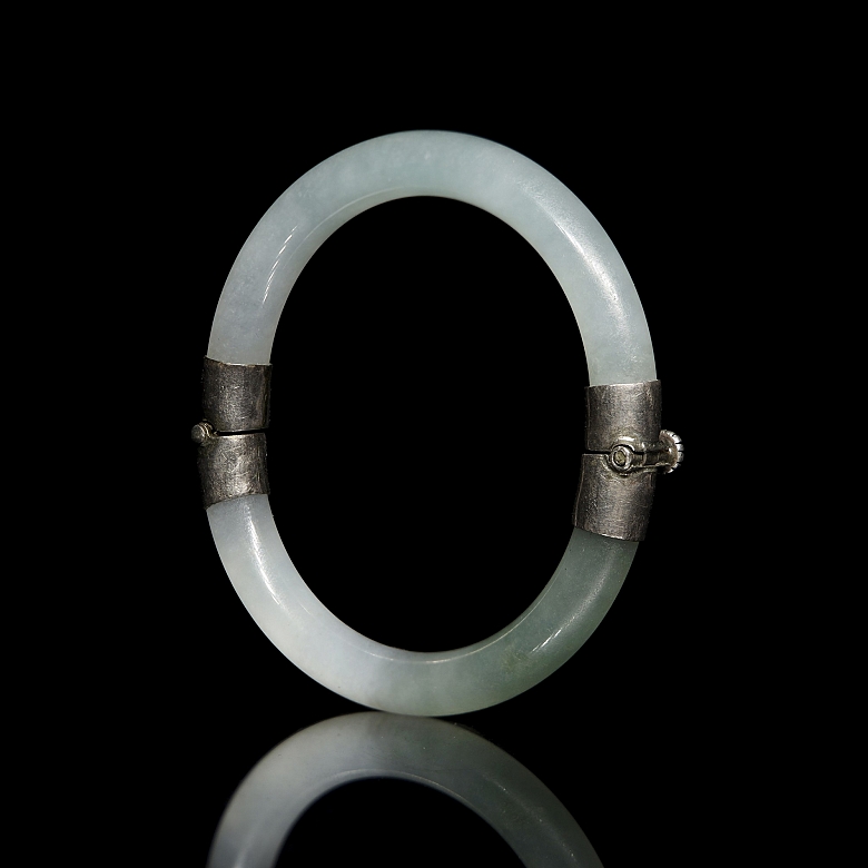 Esclava de jade con cierre metálico, dinastía Qing